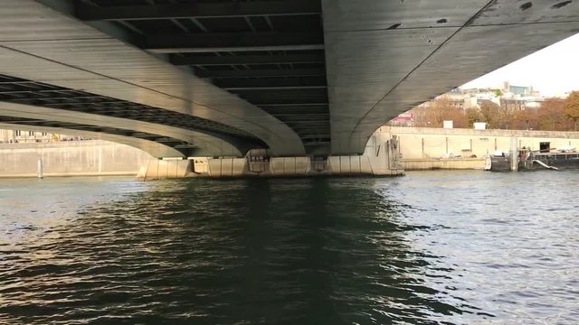 Sous le pont de l'Alma sur la Seine &agrave; Paris