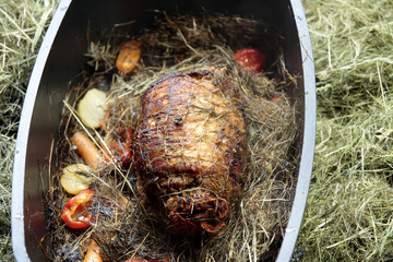 rollbraten in heu gegart nach schwarzwälder art