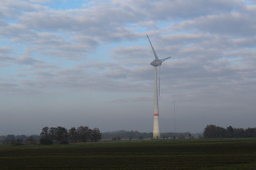 Obraz premium Windmill in front of a hazy autumn sky 