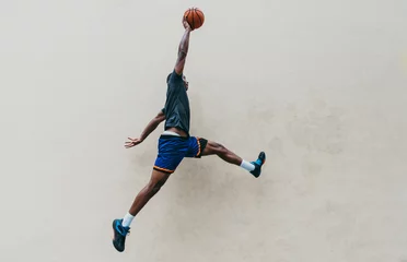Foto op Plexiglas Basketball player training on a court in New york city © oneinchpunch