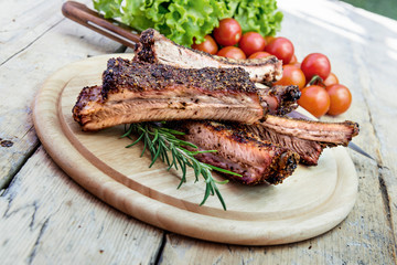 Round chopping board with grilled pork ribs