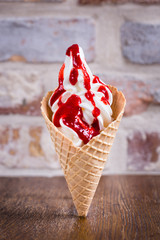 Knusperwaffel mit Frozen Yoghurt und Erdbeersauce