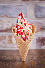 Knusperwaffel mit Frozen Yoghurt, Erdbeersauce und Schokolade