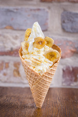 Knusperwaffel mit Frozen Yoghurt, weisser Schokolade und Bananenchips