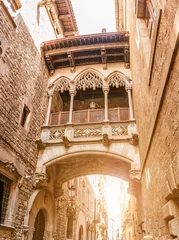 Berühmter Blick auf die gotische Brücke Pont del Bisbe in den engen romantischen Gassen von Barcelona © EdNurg