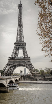 Eiffelturm mit Baum in Schwarz Weiß hochkant mit Wolken in Paris Frankreich