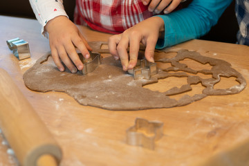 2 Kinder stechen Kekse aus dem Teig