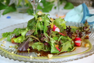 Ein Teller mit Salat