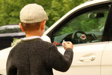 Ein kleiner Junge pustet Seifenblasen