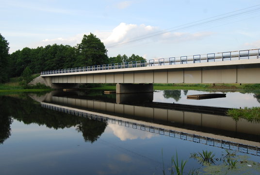 mostek nad rzeką