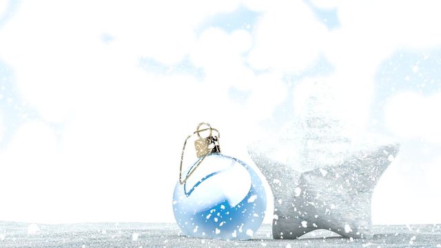 Boule d'ornement de No&euml;l et &eacute;toiles sur une neige fra&icirc;che. Vid&eacute;o en boucle. Rendu 3D