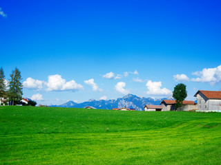 Obraz premium Pasture mountain range and rural houses in Bavaria