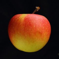 Apfel vor schwarzem Hintergrund