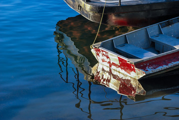 Reflejos de embarcaciones en río Calle-Calle