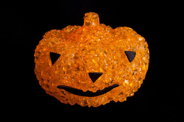 calabaza de halloween infantil sobre fondo negro