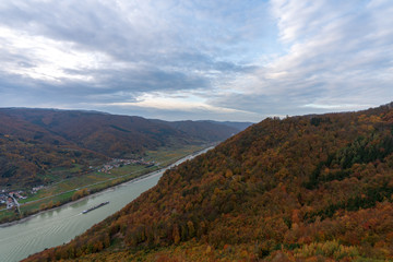 Donau mit Schiff im Herbst