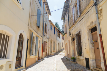 Fototapeta na wymiar narrow street in old town of Arles France