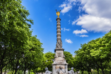 Paris Fontaine du Palmier (oder Fontaine de la Victoire, 1806 - 1808) am Place du Chatelet - monumentaler Brunnen zur Feier der Siege von Napoleon Bonaparte mit der Göttin Victory an der Spitze. Paris, Frankreich.