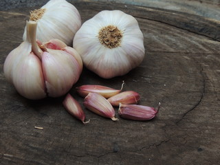 cabeças de alhos e dentes soltos