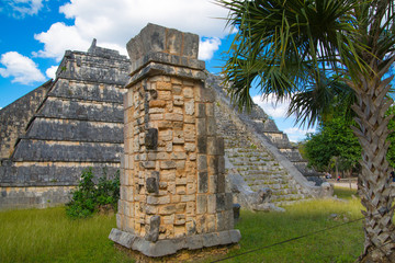 Mexico, Chichen Itzá, Yucatán. High priest grave, pyramid and monument
