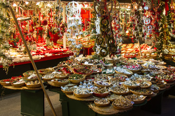 Artikel auf einem Weihnachtsmarkt in Salzburg, Österreich