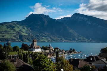Fototapeta na wymiar Wandern in den Alpen, Berner Oberland, Thumer See, Spiez, Schweiz