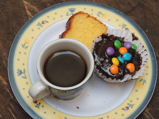 Xícara com café e bolinho cobertura