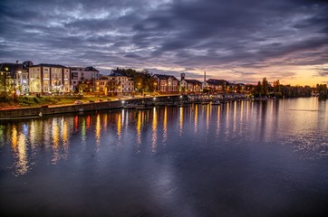 Obraz premium Blue hour in the city at the river