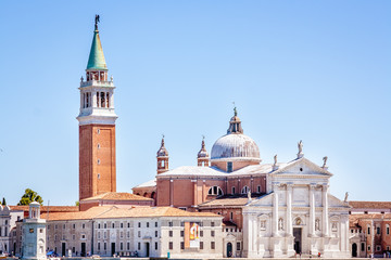 Fototapeta na wymiar Markusturm mit Basilika in Venedig