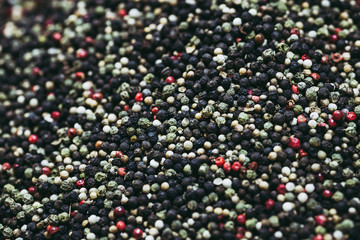 Assortiment de différents poivres et baies