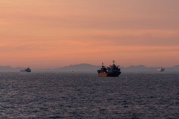 朝焼けの海と沖の船影