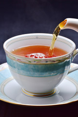 紅茶を注ぐ