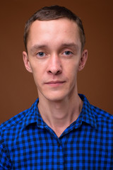 Obraz premium Studio shot of young man against brown background