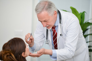 Obraz premium Doctor checking patient eyes
