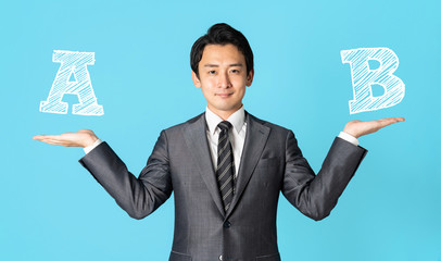 比較する男性