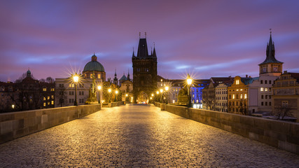 Fototapeta premium Rano widok mostu Karola w Pradze, Republika Czeska. Most Karola jest jednym z najczęściej odwiedzanych zabytków Pragi. Architektura i punkt orientacyjny Pragi