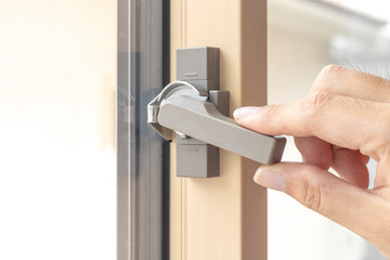 窓の鍵と男の手