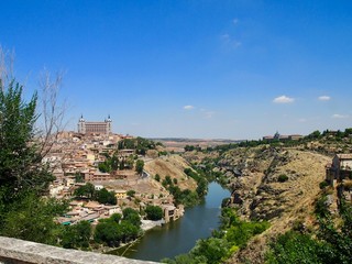 Fototapeta na wymiar Toledo and the Tagus River, a very natural picture (Spain)