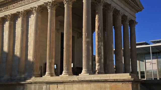 N&icirc;me,Gard, Occitanie, France. The roman house named Maison Carr&eacute;e. The roman temple is dated about 4-7 AD, in the background, the Carree d'Art by Norman Foster inaugurated in 1993.