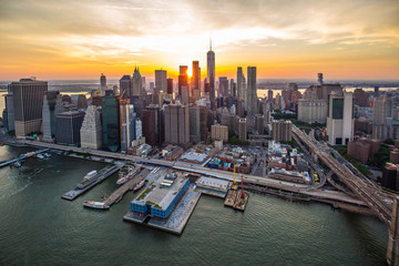 Obraz premium New York city at sunset aerial view