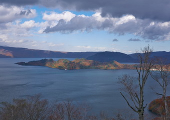 Fototapeta premium 十和田湖の紅葉（日本）