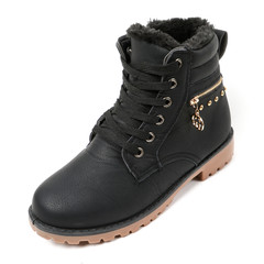 Man's demi-season leather shoes isolated on wthite.