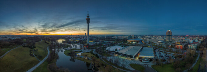 Sonnenaufgang über dem Olympiapark in München aus der Vogelperspektive einer Drohne