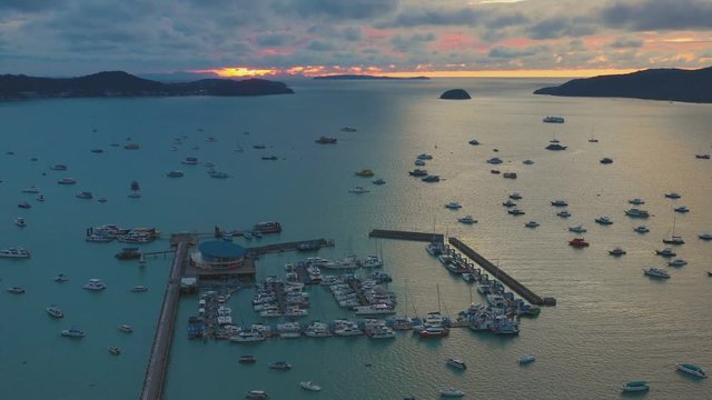 Chalong marina is a center for intense boating activity.Chalong Yacht Club which organises regular sailing races.make its base here and its bar is a favourite spot for sailors to swap yarns and party.