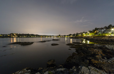 Obraz premium Night view of a residential area by the coast of Victoria, Vancouver Island, British Columbia, Canada