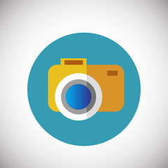 Tourist camera on flat background icon