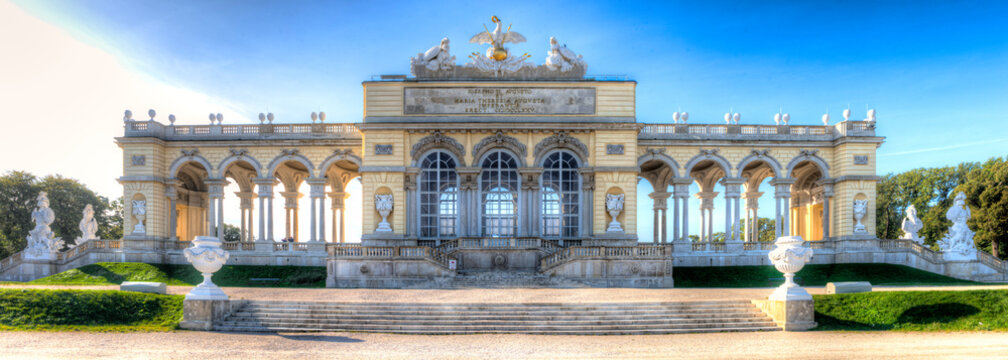 Die Gloriette im Schloßpark von Schloß Schönbrunn in Wien, der Hauptstadt Österreichs