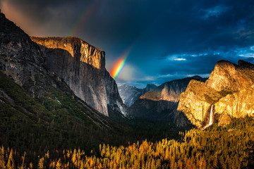 Double rainbow over El Capitan seen from the Tunnel View oveerlook in California's Yosemite National Park - obrazy, fototapety, plakaty
