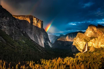 Gordijnen Dubbele regenboog boven El Capitan gezien vanaf de Tunnel View oveerlook in Yosemite National Park in Californië © Andrew S.