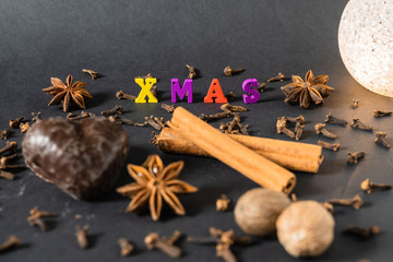 Weihnachtsdekoration mit Zimtstangen Lebkuchen und Gewürzen